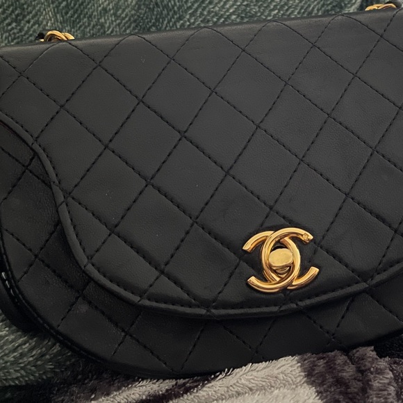 Vintage Chanel Half Moon mini flap bag with 24k gold hardware - Picture 2 of 3